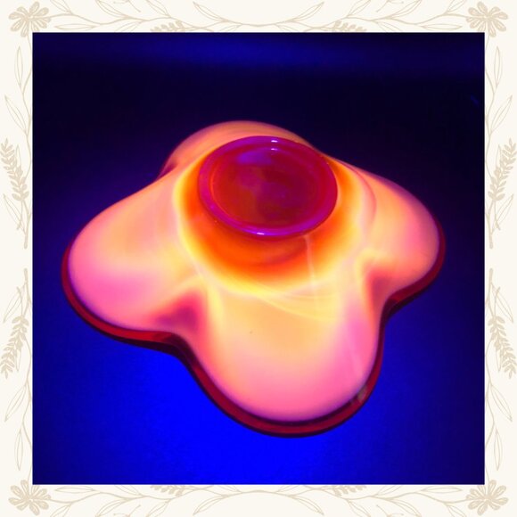 Vintage MCM Amberina Sasaki Glass Bowl/Ashtray Clover Shape GLOWS - Picture 3 of 3